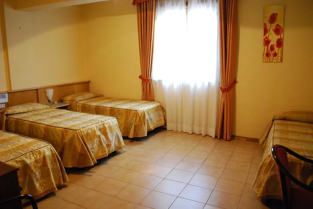 Hotel Tre Torri 빌라지오 모제 3*,